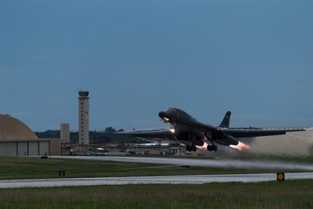 미 공군 37 비행단 소속으로 괌에 이동해 주둔중인 B-1B 랜서 초음속 폭격기가 10일(현지시간) 오후 괌 앤더슨 공군기지를 이륙하고 있다. 미 공군은 이날 밤 우리 공군의 F-15K 연합훈련을 실시했다. 합참은 “미 B-1B 편대가 KADIZ(한국 방공식별구역) 진입 후 동해 상공에서 가상 공대지 미사일 사격훈련을 실시했으며, 이후 한국측의 F-15K 편대의 엄호를 받으며 내륙을 통과해 서해상에서 한 차례 더 가상 공대지 미사일 사격훈련을 했다”고 설명했다.  [연합뉴스]