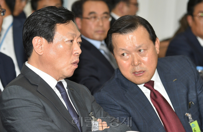 12일 마침내 롯데지주가 출범한다. 롯데지주의 공동 대표에 선임된 것으로 알려진 신동빈 롯데그룹 회장(왼쪽)과 황각규 경영혁신실장. [헤럴드경제DB]
