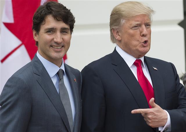<YONHAP PHOTO-0491> US President Donald Trump (R) welcomes Canadian Prime Minister Justin Trudeau at the White House in Washington, DC, on October 11, 2017 / AFP PHOTO / SAUL LOEB/2017-10-12 03:11:56/ <저작권자 ⓒ 1980-2017 ㈜연합뉴스. 무단 전재 재배포 금지.>