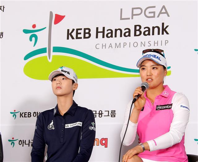 LPGA KEB하나은행챔피언십이 12일 영종도 스카이 72골프리조트에서 개막됐다. 주요 기록에서 경쟁을 펼치는 박성현(사진 왼쪽)과 세계 랭킹1위 유소연이 대회전 출전 소감을 밝히고 있다.