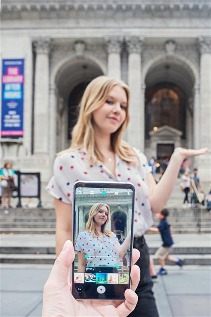 북미 소비자가 LG전자 ‘LG V30‘로 사진촬영을 하고 있다  [제공=LG전자]