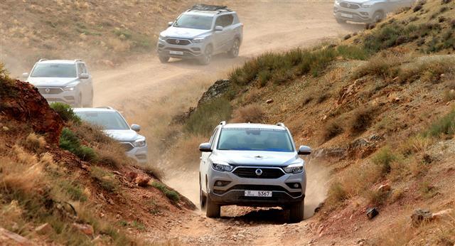 G4렉스턴, 티볼리 등 스포츠유틸리티차량(SUV)을 앞세운 쌍용자동차가 지난달 한국지엠(GM)을 제치고 판매량 3위를 기록한 데 이어 같은달 기아자동차의 중형 SUV 쏘렌토도 기아차 SUV 처음으로 내수시장 월간 판매 1만대를 돌파했다. 업계에선 SUV의 식을 줄 모르는 인기가 방증된 결과로 보고 있다.
12일 국내 5개 완성차 업체가 발표한 지난달 판매 실적을 살펴보면 SUV의 판매량이 두드러지는 모양새다. 특히 일부 업체의 경우 SUV가 전체 실적을 견인하고 있다.
지난달 내수와 수출에서 각각 9465대, 3703대 등 총 1만3168대를 판매한 쌍용차는 올 들어 월 최대 판매실적을 달성했다. 티볼리와 G4렉스턴이 총 6736대 판매되며  실적을 견인했다. 이에 힘입어 쌍용차는 창사이래 처음으로 내수 판매실적 3위에 올라 한국지엠과 르노삼성차를 제쳤다.
업계 관계자는 “승용차 라인업이 없는 쌍용차가 한국지엠을 앞질렀다는 건 SUV의 인기가 그만큼 높아졌음을 방증한다”고 말했다.
한국지엠도 SUV 판매량은 눈에 띈다. 최대 볼륨 차종이던 경차 스파크와 중형세단 말리부가 지난해 같은 달 보다 40% 이상 판매량이 감소하는 등 대부분의 차량이 역신장을 기록한 가운데 소형 SUV인 트랙스만이 유일한 증가세를 보였다. 트랙스는 지난달 1213대가 팔리며 전년 동기 대비 39.4% 판매량이 늘었다.
SUV의 높은 인기에 미소지은 곳은 기아차도 마찬가지다. 중형 SUV인 올 뉴 쏘렌토가 1만16대 판매되며 기아차 SUV 사상 처음으로 판매량 1만대를 넘겼다. 단일 모델이 1만대 이상 판매된 것도 2011년 9월 모닝(1만330대) 이후 약 6년만이다.
SUV 인기가 고공행진을 이어가며 완성차 업체들은 잇따라 SUV 라인 강화에 나서고 있다.
‘부실한 SUV 라인업’으로 쌍용차에 고배를 마신 한국지엠은 전 세계 200만대 이상 판매된 GM의 중형 SUV 베스트 셀링 모델 에퀴녹스를 국내에 수입, 판매하기 위해 테스트 중이다. 북미의 경우 트랙스-에퀴녹스-트레버스로 연결되는 소형, 중형, 대형 SUV 라인업이 갖춰진 반면 국내에는 소형 트렉스와 노후화된 중형 캡티바만이 전부인 만큼 에퀴녹스를 유력 출시 차종으로 염두에 두고 있다.
아울러 현대차는 LPG 차량 기준이 완화됨에 따라 소형 SUV 코나의 LPG 모델을 준비하고 있다. 르노삼성도 QM6의 LPG 모델 개발에 나선 것으로 알려졌다.
박혜림 기자/rim@heraldcorp.com