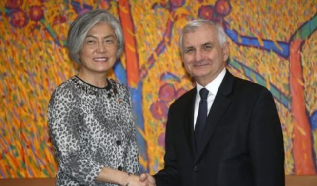South Korean Foreign Minister Kang Kyung-hwa (L) and senior Democratic senator for Rhode Island Jack Reed (R) (Yonhap)