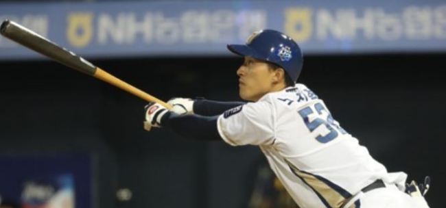 No Jin-hyuk of the NC Dinos watches his solo home run against the Lotte Giants in the bottom of the eighth inning in Game 3 of the clubs' first round Korea Baseball Organization postseason series at Masan Stadium in Changwon, South Gyeongsang Province, on Oct. 11, 2017. (Yonhap)