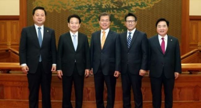 President Moon Jae-in (c) poses for a picture with ruling and opposition party lawmakers ahead of their meeting at the presidential office Cheong Wa Dae on Oct. 11, 2017. They are (from L) Rep. Kim Doo-gwan of the ruling Democratic Party, Rep. Chung Dong-young of the People's Party, Moon, Rep. Choung Byoung-gug of the Bareun Party and Rep. Lee Seok-hyun of the ruling Party. (Yonhap)