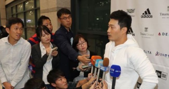 South Korean pitcher Oh Seung-hwan (R), a free-agent-to-be who pitched for the St. Louis Cardinals the past two years, speaks to reporters at Incheon International Airport on Oct. 11, 2017. (Yonhap)