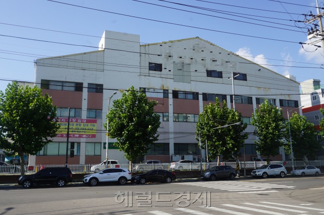 인천 남동공단 내 매각된 한 공장이 임차인을 찾는다는 문구를 내걸고 있다. [사진=정태일 기자/killpass@heraldcorp.com]