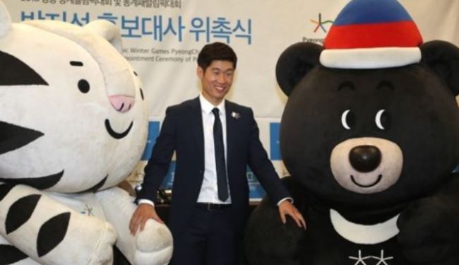 In this file photo taken on Aug. 4, 2017, Park Ji-sung (C), former South Korean men's national football captain, is flanked by Soohorang (L), the mascot for the 2018 PyeongChang Winter Olympics, and Bandabi, the mascot for the 2018 PyeongChang Winter Paralympics, after being named an honorary ambassador for the competitions in a ceremony in Seoul. (Yonhap)