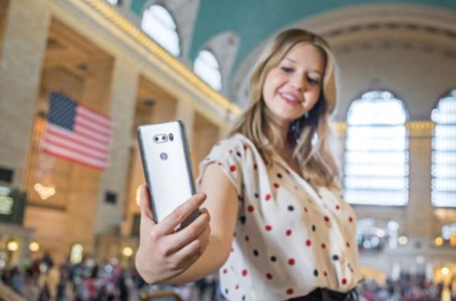 A model poses with LG Electronics Inc.'s V30 smartphone in this photo released by the company on Oct. 12, 2017. (Yonhap)