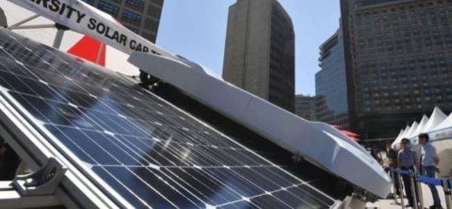 Solar panels are installed in front of Seoul City Hall during an energy expo held in the city Sept. 14, 2017. (Yonhap)