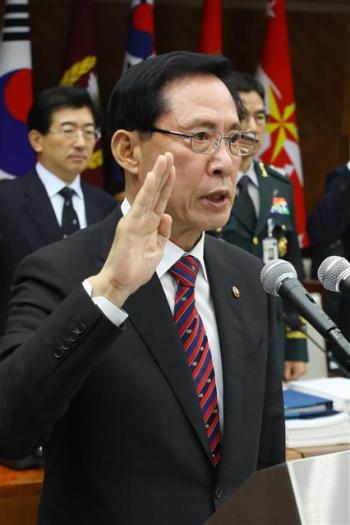 송영무 국방부 장관이 12일 오전 서울 용산구 국방부에서 열린 국방부, 국방정보본부, 국군기무사령부 등에 대한 국회 국방위원회의 국정감사에서 선서하고 있다.  [연합뉴스]