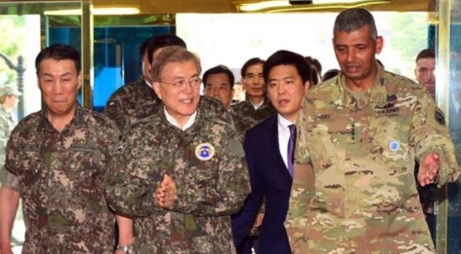 South Korean President Moon Jae-in enters the headquarters of the South Korea-US Combined Forces Command in Seoul on June 13, 2017, flanked by CFC commander Gen. Vincent K. Brooks (R) and its deputy commander Gen. Leem Ho-yong. (Yonhap)