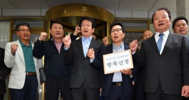 This photo, taken Oct. 12, 2017, shows South Korean businessmen who ran factories at a now-shuttered joint industrial complex in the North Korean border city of Kaesong. They asked the government to approve their plan to visit the North to check whether the North resumed the operation of the zone without their permission. (Yonhap)