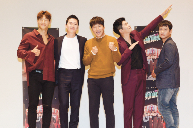 지난 10일 첫 공개된 KBS 2TV ’용띠클럽-철부지 브로망스’는 한마디로 연예계 20년 절친 5명의 수다였다. 실제 친한 친구들끼리 방송을 하니 컨셉이니, 캐릭터니 하는 인위와 가식 없이 자연스럽게 웃음이 묻어나왔다. 케미, 공감대 모두 좋을 수밖에 없었다. 왼쪽부터 김종국·장혁·차태현·홍경민·홍경인.