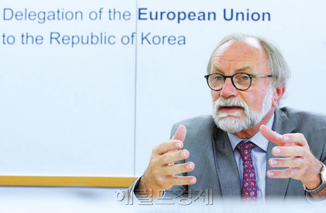 EU 대표부 주한 미하엘 라이터러 대사는 10월 24~25일 개최되는 ‘EU 유기농 식품 전시회’에 대해 “유럽의 다양한 유기농 산업을 한 자리에서 경험할 수 있는 자리”라고 소개했다.  이상섭 기자/babtong@