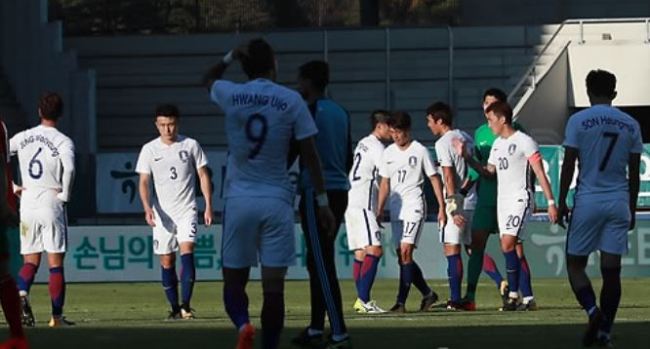 South Korea's national football team players react after they lost 3-1 to Morocco in a friendly football match at Tissot Arena in Biel/Bienne, Switzerland, on Oct. 10, 2017. (Yonhap)