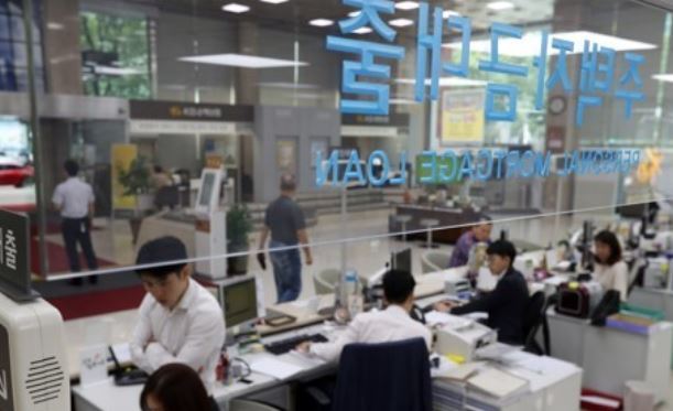 Customers ask about their debt plans at a Seoul bank on Aug. 21, 2017. (Yonhap)