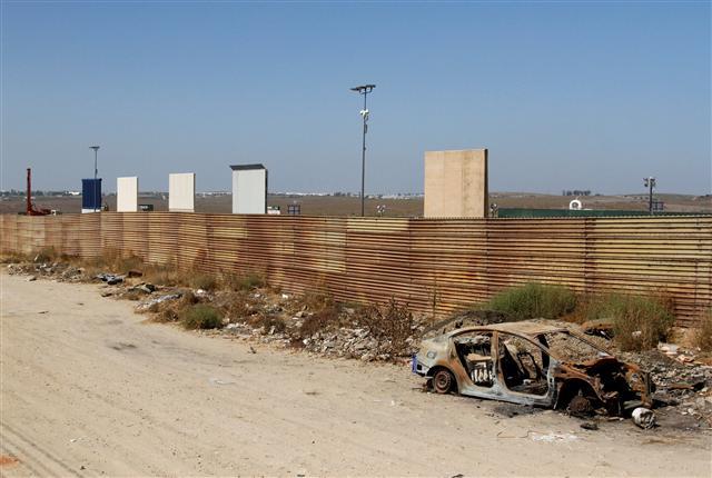<YONHAP PHOTO-1120> Prototypes for U.S. President Donald Trump's border wall with Mexico are seen behind the current border fence in this picture taken from the Mexican side of the border in Tijuana, Mexico October 12, 2017. REUTERS/Jorge Duenes/2017-10-13 07:14:39/ <저작권자 ⓒ 1980-2017 ㈜연합뉴스. 무단 전재 재배포 금지.>