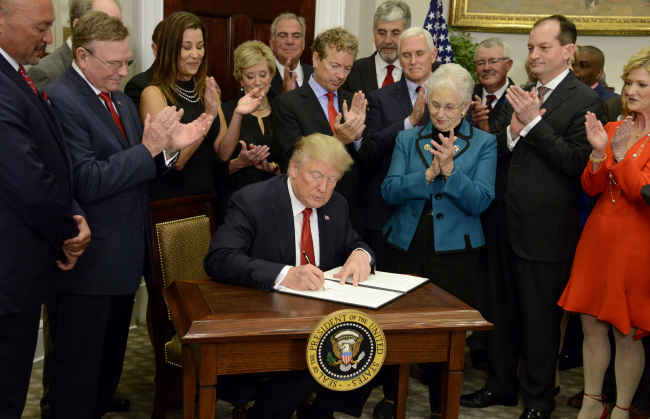 <YONHAP PHOTO-0236> President Donald Trump signs an Executive Order on health care as guests including Sen. Rand Paul of Kentucky (C), Rep. Virginia Foxx of North Carolina (3rd,R), Labor Secretary Alex Acosta (2nd,R) and Vice President Mike Pence (behind Foxx) applaud, in the Roosevelt Room of the White House, October 12, 2017, in Washington, DC. The order will offer alternatives to the Affordable Care Act, also called Obamacare, after Congressional plans were stalled. Photo by Mike Theiler/UPI/2017-10-13 01:24:59/ <저작권자 ⓒ 1980-2017 ㈜연합뉴스. 무단 전재 재배포 금지.>
<YONHAP PHOTO-0236> President Donald Trump signs an Executive Order on health care as guests including Sen. Rand Paul of Kentucky (C), Rep. Virginia Foxx of North Carolina (3rd,R), Labor Secretary Alex Acosta (2nd,R) and Vice President Mike Pence (behind Foxx) applaud, in the Roosevelt Room of the White House, October 12, 2017, in Washington, DC. The order will offer alternatives to the Affordable Care Act, also called Obamacare, after Congressional plans were stalled. Photo by Mike Theiler/UPI/2017-10-13 01:24:59/ <저작권자 ⓒ 1980-2017 ㈜연합뉴스. 무단 전재 재배포 금지.>