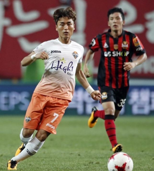 In this file photo taken on Aug. 2, 2017, Gangwon FC midfielder Moon Chang-jin (L) passes the ball during the K League Classic match between Gangwon FC and FC Seoul at Seoul World Cup Stadium in Seoul. (Yonhap)