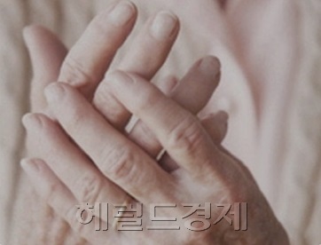 아침에 손가락이 뻣뻣해져 주먹이 잘 쥐어지지 않고 움직여지지 않는 조조강직(早朝强直)이 1시간 이상 지속되면 류마티스 관절염을 의심해 봐야 한다. 사진은 관련 이미지. [헤럴드경제DB]