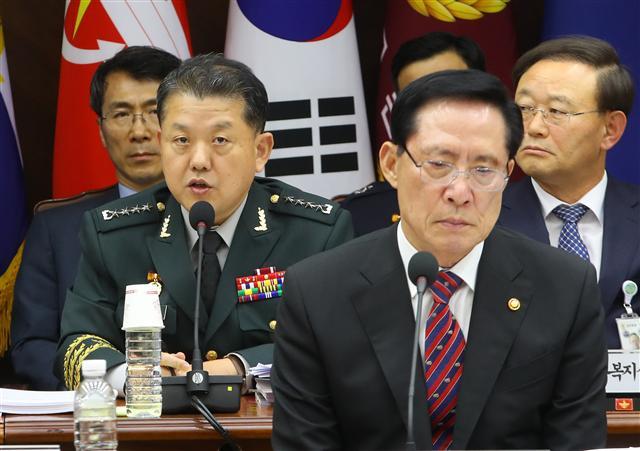 김병주 한미연합사령부 부사령관이 지난 12일 오전 서울 용산구 국방부에서 열린 국회 국방위원회의 국정감사에 참고인으로 출석, 전시작전통제권 전환과 관련한 질의에 답변하고 있다
.  [연합뉴스]