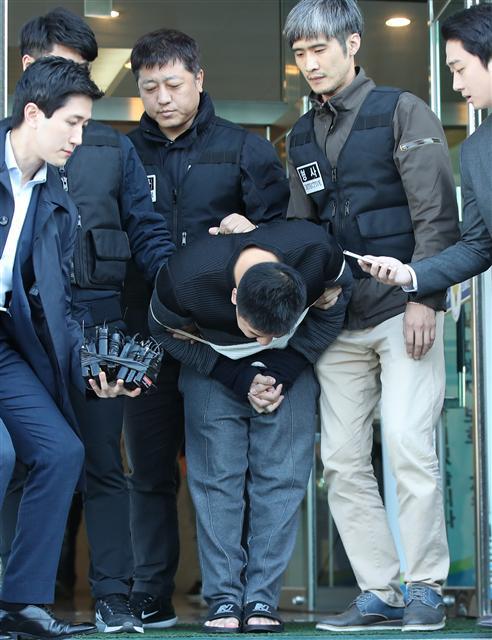 ‘이제와서….’ 여중생 살인 및 사체유기 사건 피의자인 이영학이 13일 오전 서울 중랑경찰서에서 검찰로 송치되기 전 유가족을 향해 허리 숙여 사죄 인사를 하고 있다. [연합뉴스]