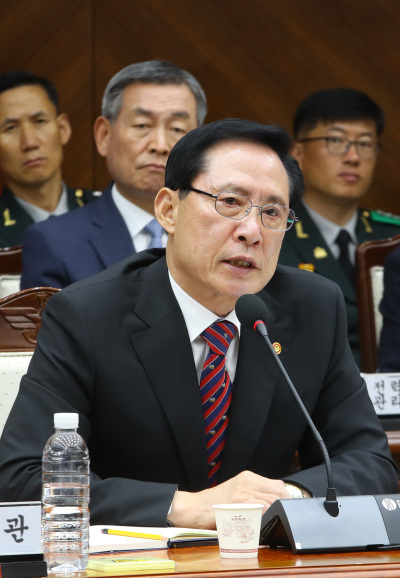 송영무 국방부 장관이 12일 오전 서울 용산구 국방부에서 열린 국방부, 국군기무사령부 등에 대한 국회 국방위원회의 국정감사에서 전시작전권 관련 질의에 답변하고 있다. [사진제공=연합뉴스]