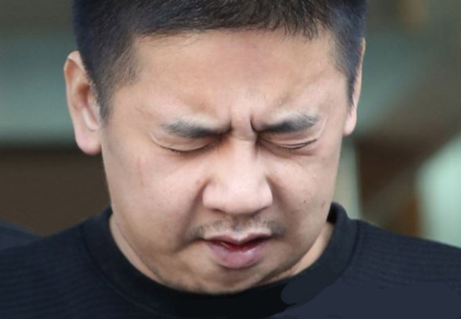 Lee Young-hak, the suspect in the death of his teenage daughter's friend, makes a public apology at the Seoul Jungnang Police Station before he was transferred to a detention center on Oct. 13, 2017. (Yonhap)