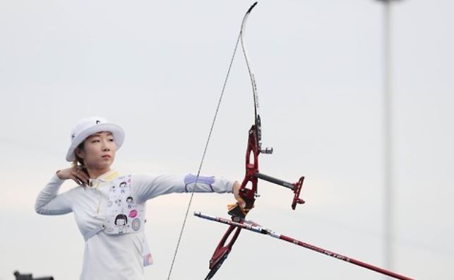 This file photo taken Oct. 22, 2016, shows South Korean archer Choi Min-sun competing in a local archery event in Seoul. (Yonhap)
