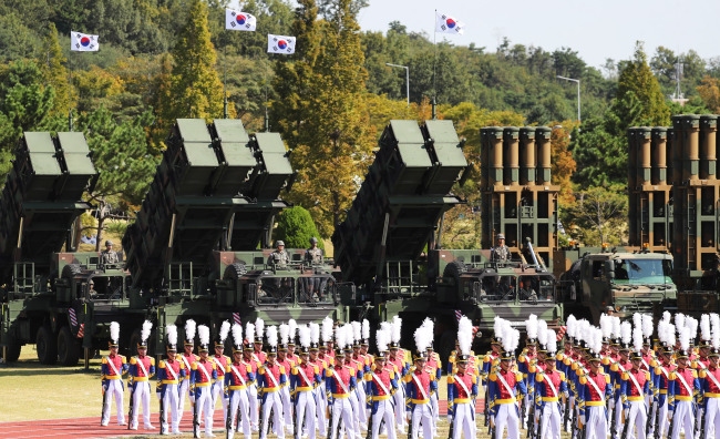 북한의 핵ㆍ미사일 도발로 한반도 안보 불안이 고조되고 있는 가운데, 우리 정부가 주한미군으로부터 전시작전통제권을 조기 환수하는 방안을 추진키로 해 논란이 일고 있다. 　문재인 대통령은 지난달 28일 열린 제69주년 국군의 날 기념사에서 “우리가 전시작전통제권을 가져야 북한이 우리를 두려워하게 될 것”이라고 말했지만, 전문가들은 북한의 핵ㆍ미사일 고도화 속도가 빨라지고 우리의 대(對)북 억지력 역량이 불분명한 상황에서의 전작권 전환은 되레 우리 안보를 위협할 수 있다고 지적했다. 　사진은 국군의 날 기념식에 도열한 패트리엇 미사일(왼쪽)과 중거리 지대공 미사일 M-SAM. 사진=연합뉴스