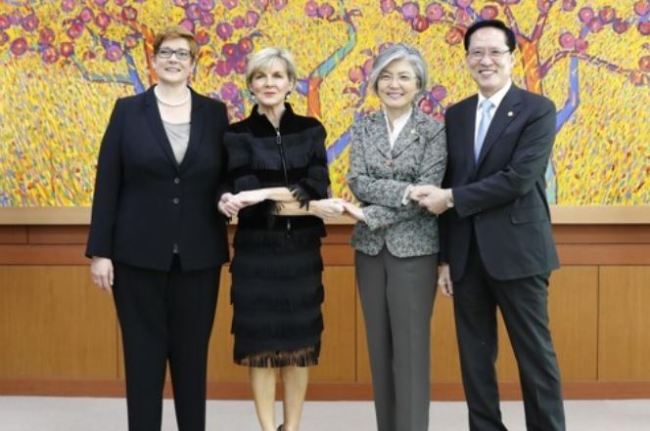 South Korean Foreign Minister Kang Kyung-wha (2nd from R) and Defense Minister Song Young-moo (R) pose for photos with their Australian counterparts, Julie Bishop (2nd from L) and Marise Payne, before holding their two plus two biennial meeting in Seoul on Oct. 13, 2017. (Yonhap)