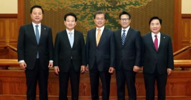 President Moon Jae-in (c) poses for a picture with ruling and opposition party lawmakers ahead of their meeting at the presidential office Cheong Wa Dae on Oct. 11, 2017. They are (from L) Rep. Kim Doo-gwan of the ruling Democratic Party, Rep. Chung Dong-young of the People's Party, Moon, Rep. Choung Byoung-gug of the Bareun Party and Rep. Lee Seok-hyun of the ruling Party. (Yonhap)