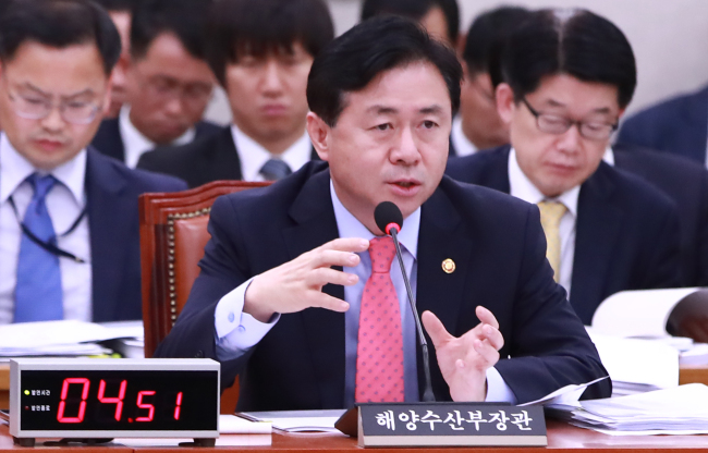 김영춘 해양수산부 장관이 13일 오전 국회 농림축산식품해양수산위원회에서 열린 국정감사에 출석해 질의에 답하고 있다.［사진제공=연합뉴스］