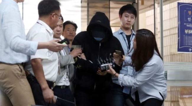 The eldest son of Gyeonggi Province Gov. Nam Kyung-pil enters the courthouse in southern Seoul on Sept. 19, 2017. (Yonhap)