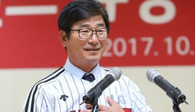 Ryu Joong-il, new manager of the South Korean baseball club LG Twins, puts on the team's uniform during his inauguration ceremony at Jamsil Stadium in Seoul on Oct. 13, 2017. (Yonhap)