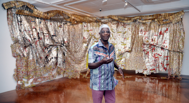 Ghanian artist El Anatsui poses in front of “Skylines?” at Barakat Seoul in Samcheong-dong, Seoul, on Sept. 26. (Park Hyun-koo/The Korea Herald)