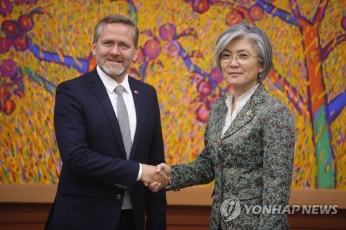 South Korean Foreign Minister Kang Kyung-wha (R) shakes hands with her Danish counterpart Anders Samuelsen before their meeting at the foreign ministry building in Seoul on Oct. 13, 2017. (Yonhap)