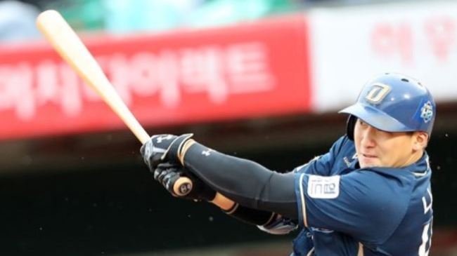 Na Sung-bum of the NC Dinos hits a two-run single against the Lotte Giants in the top of the fifth inning in Game 5 of their first round Korea Baseball Organization postseason series at Sajik Stadium in Busan on Oct. 15, 2017. (Yonhap)