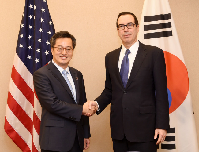 <YONHAP PHOTO-1786> 김동연 부총리, 스티븐 므누신 미국 재무장관 면담 (서울=연합,) IMF/WB 연차총회 참석차 미국 워싱턴을 방문중인 김동연 부총리 겸 기획재정부 장관이 14일(현지시간) IMF에서 스티븐 므누신 미국 재무장관과 면담에 앞서 인사하고 있다. 2017.10.15 [기획재정부 제공=연합뉴스] jjaeck9@yna.co.kr/2017-10-15 08:28:48/ <저작권자 ⓒ 1980-2017 ㈜연합뉴스. 무단 전재 재배포 금지.>
<YONHAP PHOTO-1786> 김동연 부총리, 스티븐 므누신 미국 재무장관 면담 (서울=연합,) IMF/WB 연차총회 참석차 미국 워싱턴을 방문중인 김동연 부총리 겸 기획재정부 장관이 14일(현지시간) IMF에서 스티븐 므누신 미국 재무장관과 면담에 앞서 인사하고 있다. 2017.10.15 [기획재정부 제공=연합뉴스] jjaeck9@yna.co.kr/2017-10-15 08:28:48/ <저작권자 ⓒ 1980-2017 ㈜연합뉴스. 무단 전재 재배포 금지.>