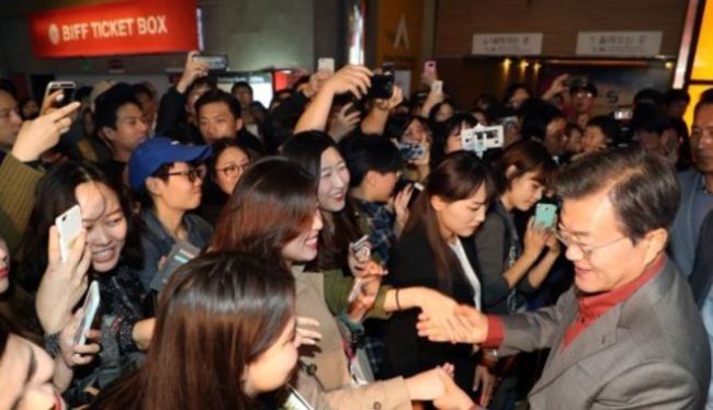 President Moon Jae-in (R) shakes hands with citizens after watching a movie at the Busan International Film Festival in Busan, 450 kilometers south of Seoul, on Oct. 15, 2017. (Yonhap)