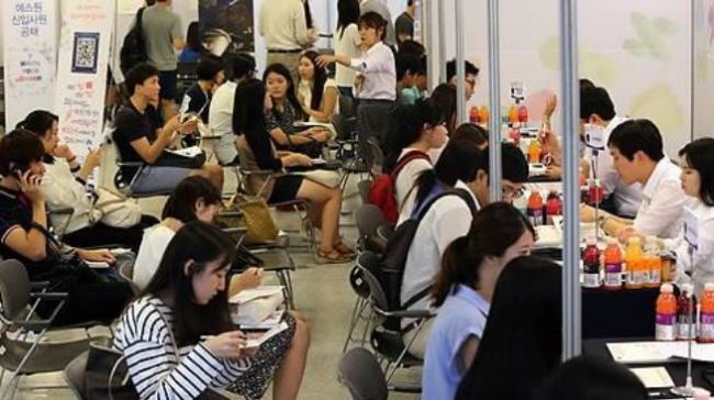 University students being interviewed at a job fair in Seoul. (Yonhap)