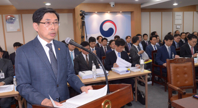 16일 과천 법무부에서 열린 법제사법위원회 국정감사에서 박상기 법무부장관이 현황보고를 하고 있다.  정희조 기자/checho@heraldcorp.com