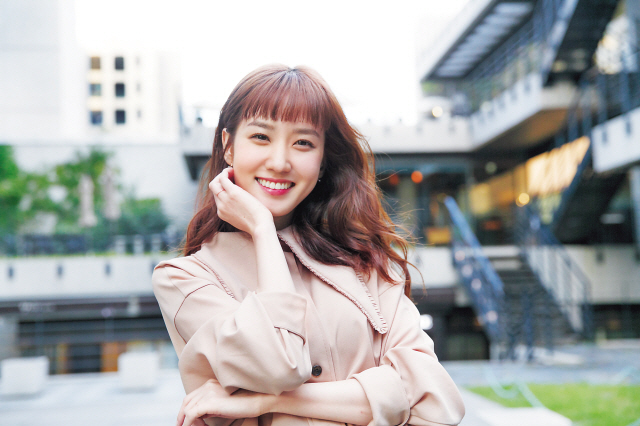 “상처는 의도치 않게 우연히 생기지만, 그 상처가 발목을 잡는 경우가 많다. 다들 상처를 이겨내고 나아갔으면 좋겠다” 인터뷰에서 또박또박 말하는 박은빈이 똑똑하고 성숙해보였다. 송지원 캐릭터를 자신만의 감성으로 해석, 연기해 공감할 수 있게 한 내공이 읽혀졌다.