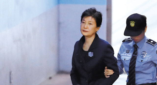 박근혜 전 대통령이 구속 연장 후 첫 공판에 출석하기 위해 16일 오전 서울중앙지법에 들어서고 있다. 박 전 대통령은 이날 법정에서 6개월만에 자신의 참담한 심경을 밝혔다. [연합뉴스]