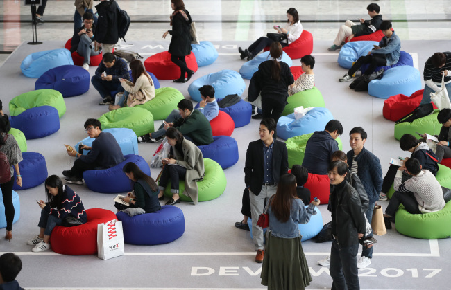 Participants to Naver’s annual developer’s conference Deview 2017 are seen resting outside the event venue in COEX of Seoul, Monday. (Yonhap)