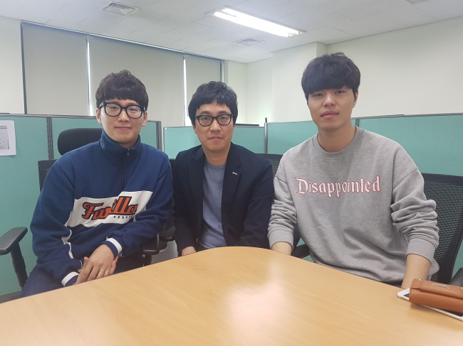 가천대 소프트웨어학과팀은 고유명사 가려내는 개체명인식기 프로그램으로 국어정보처리시스템 경진대회 대상을 받았다.(사진 가운데 강상우 교수, 오른쪽 송치윤 학생, 왼쪽 양성민 학생)<br />　
가천대 소프트웨어학과팀은 고유명사 가려내는 개체명인식기 프로그램으로 국어정보처리시스템 경진대회 대상을 받았다.(사진 가운데 강상우 교수, 오른쪽 송치윤 학생, 왼쪽 양성민 학생)
　