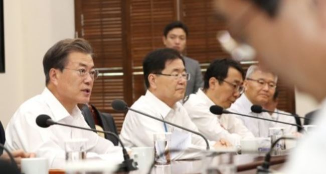 President Moon Jae-in (L) speaks in a weekly meeting with his top presidential aides at the presidential office Cheong Wa Dae on Oct. 16, 2017. (Yonhap)