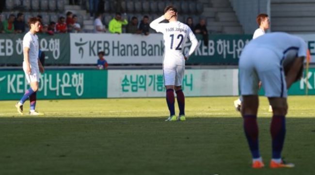 In this file photo taken Oct. 10, 2017, South Korea's national football team players react after losing to Morocco 3-1 in a friendly match at Tissot Arena in Biel/Bienne, Switzerland. (Yonhap)