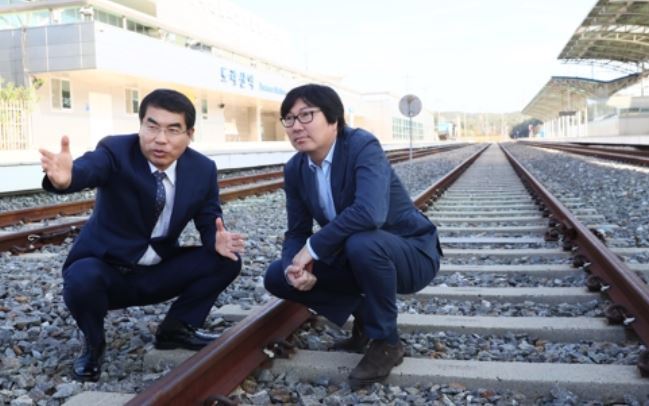Gwangmyeong Mayor Yang Ki-dae (L) talks with former French Minister for Government Reform and Simplification Jean-Vincent Place during their trip to Dorasan Station, South Korea's northernmost station in the border town of Paju, north of Seoul, on Oct. 16, 2017, in this photo released by the Gwangmyeong municipality. (Yonhap)